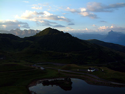 Le lac de Joux Plane et lever de soleil sur le massif du mont blanc - © Patrice Roatta