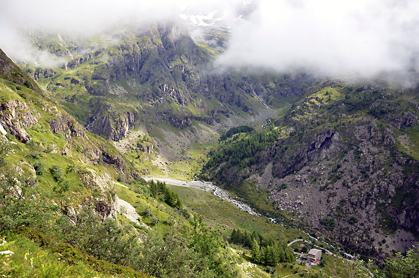 Le refuge de Gioberney et le parking