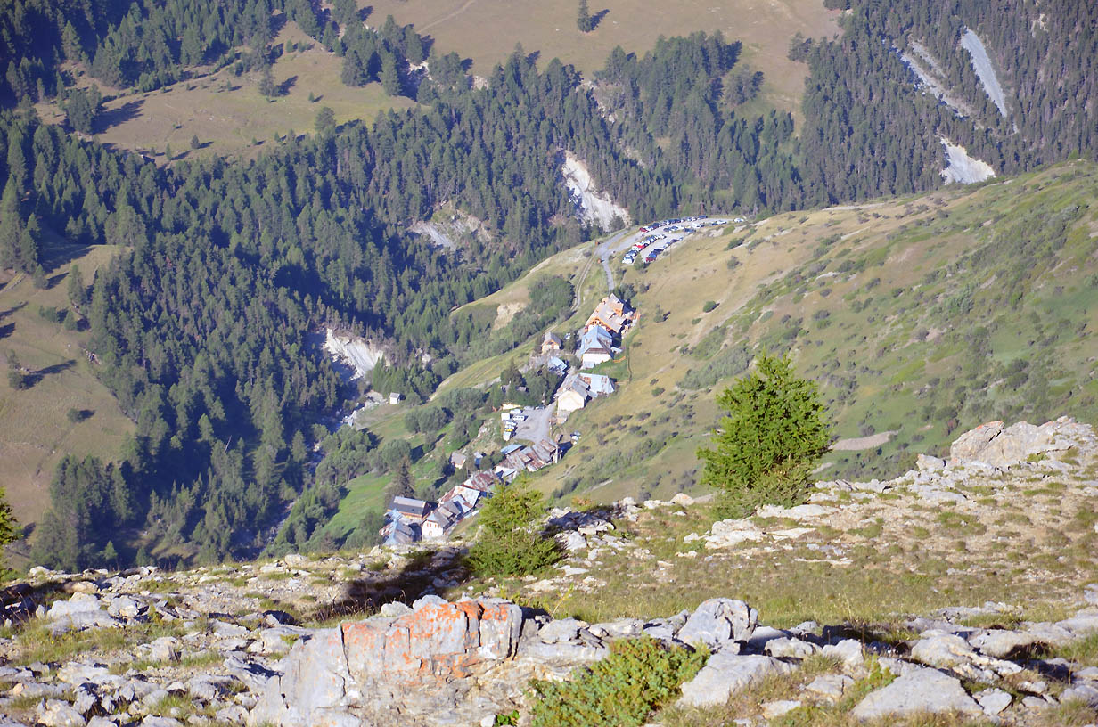 En montant en direction du refuge du Chambeyron, vue sur le hameau de Fouillouse | Jausiers 2017