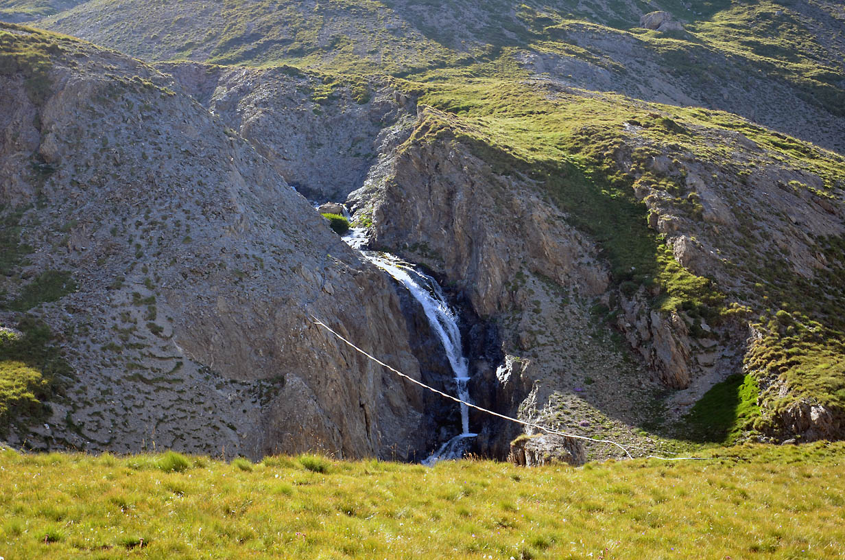 Aux abords du refuge du Chambeyron, une cascade  | Jausiers 2017