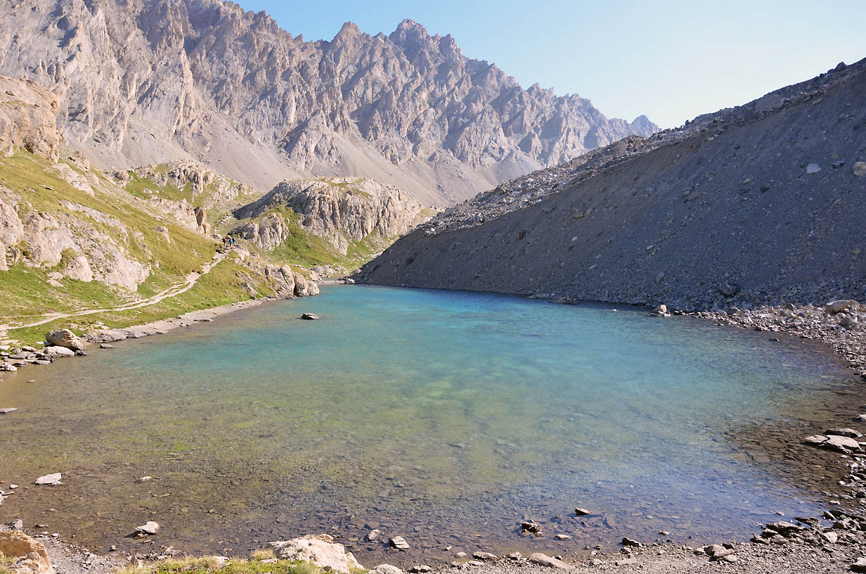 Sur le sentier, en direction du lac des Neufs Couleurs, le lac long - Jausier 2017 - Balades en famille