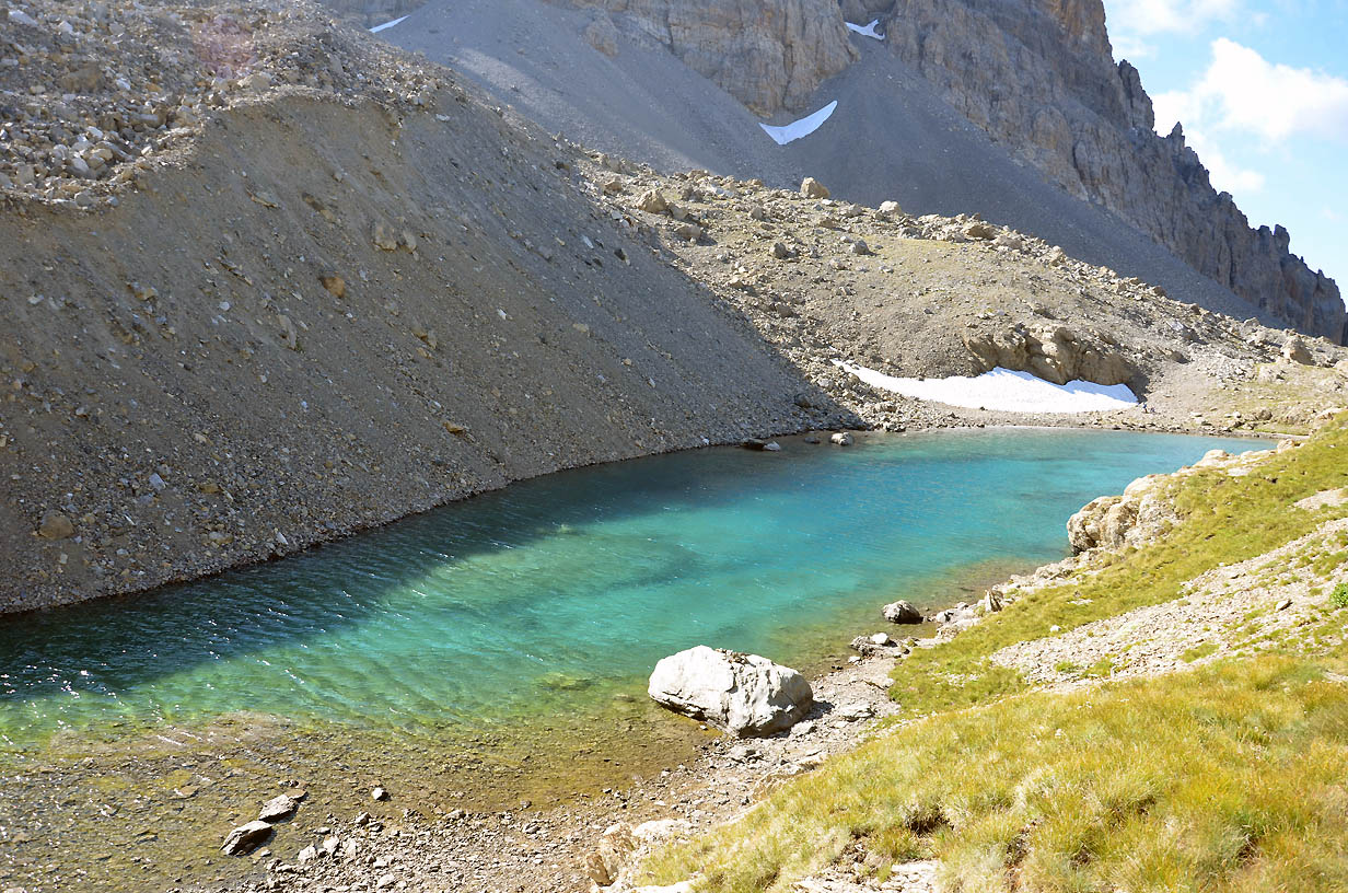 Sur le sentier vers le lac des Neuf Couleurs, passage au bord du lac Long | Jausiers 2017
