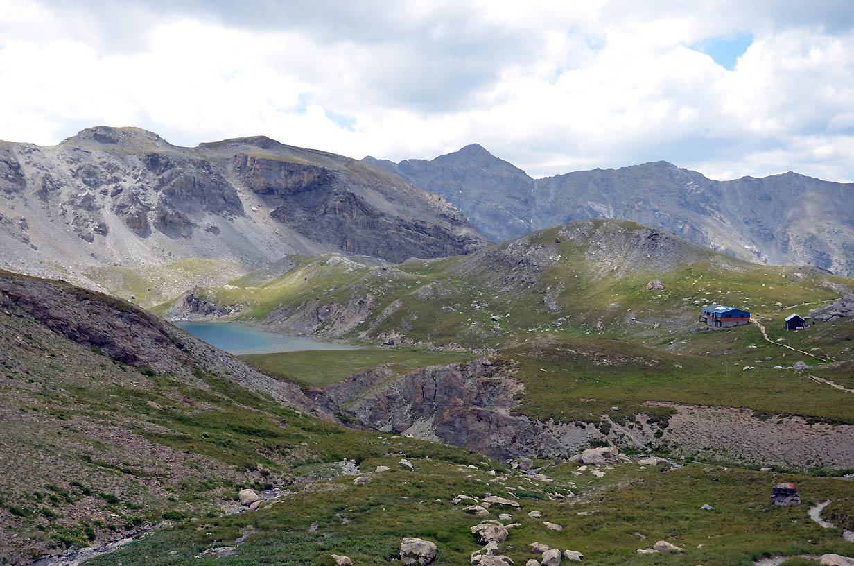 Le lac premier et le refuge du Chambeyron, à côté, l'ancien refuge Jean Coste - Jausier 2017 - Balades en famille