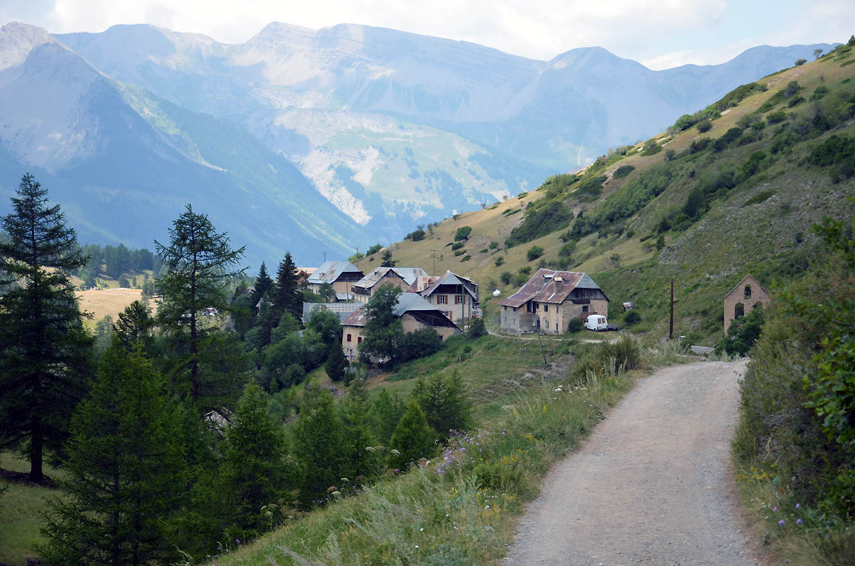 Retour de la randonnée au lac des Neuf Couleurs, le hameau de Fouillouse dans la vallée de l'Ubaye - Jausier 2017 - Balades en famille