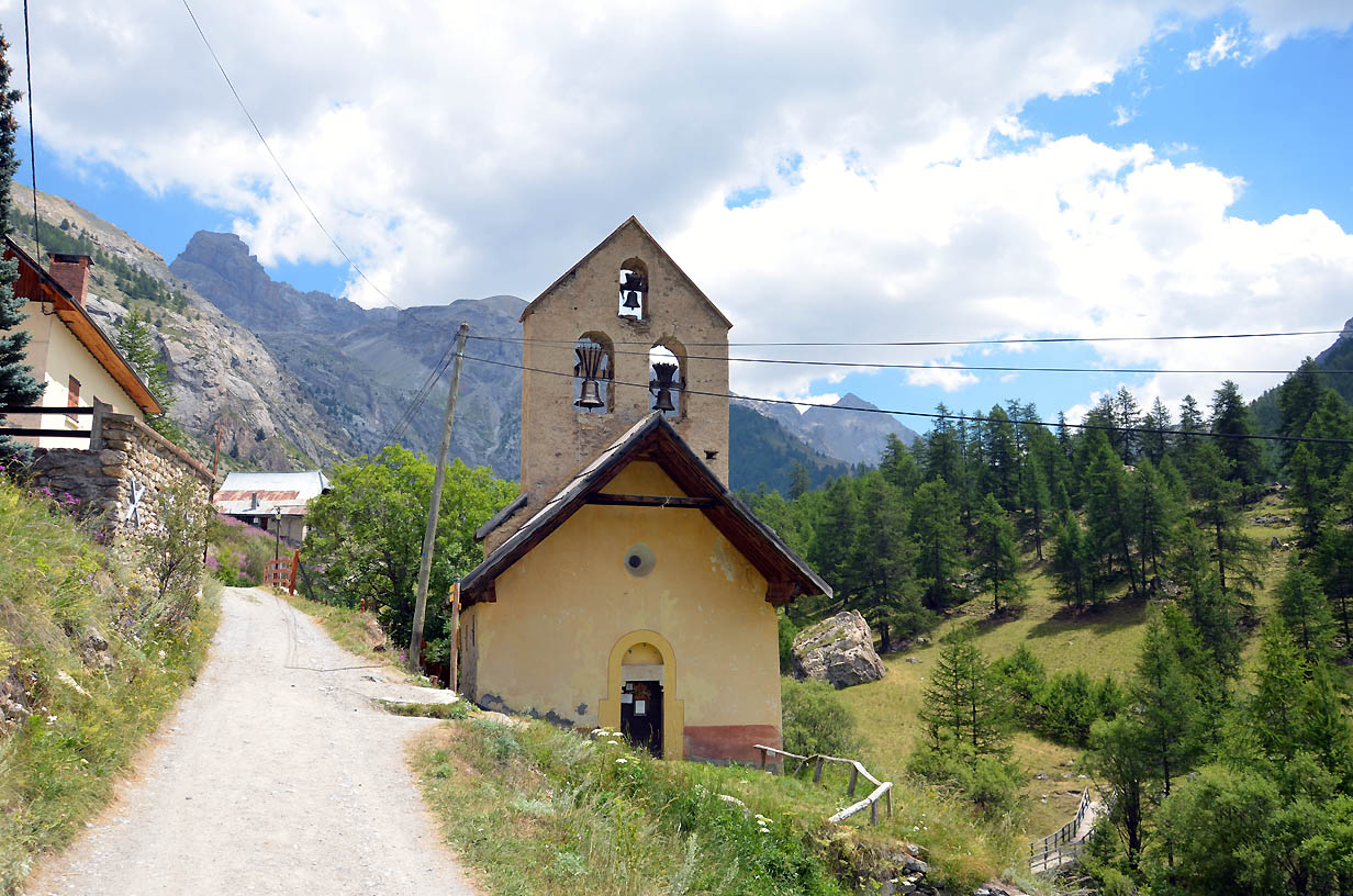 La chapelle de Saint Jean Baptiste au hameau de Fouillouse au retour de la randonnée au lac des Neuf Couleurs dans l'Ubaye | Jausiers 2017