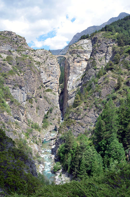 Le fameux pont du Chatelet qui enjambe l'Ubaye pour accéder au hameau de Fouillouse - Jausier 2017 - Balades en famille