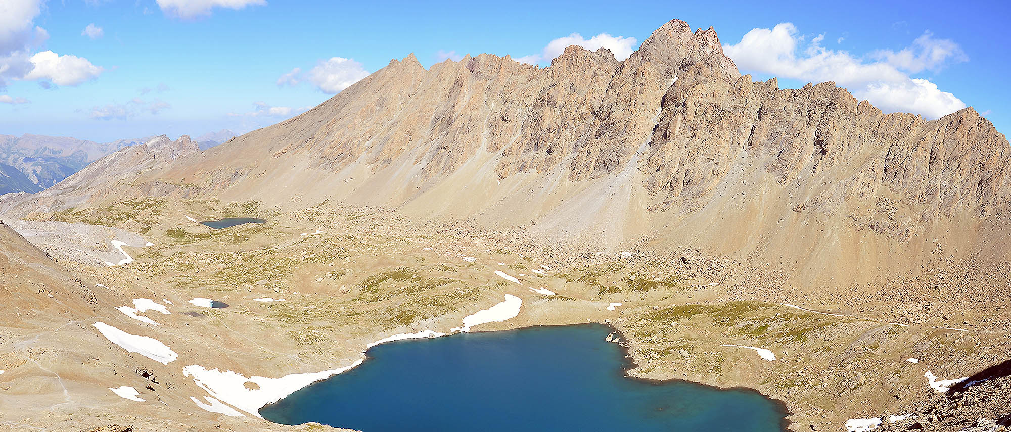Le lac des Neuf Couleurs au pied de l'Aiguille du Chambeyron, depuis le col de la Gypière - Jausier 2017 - Balades en famille
