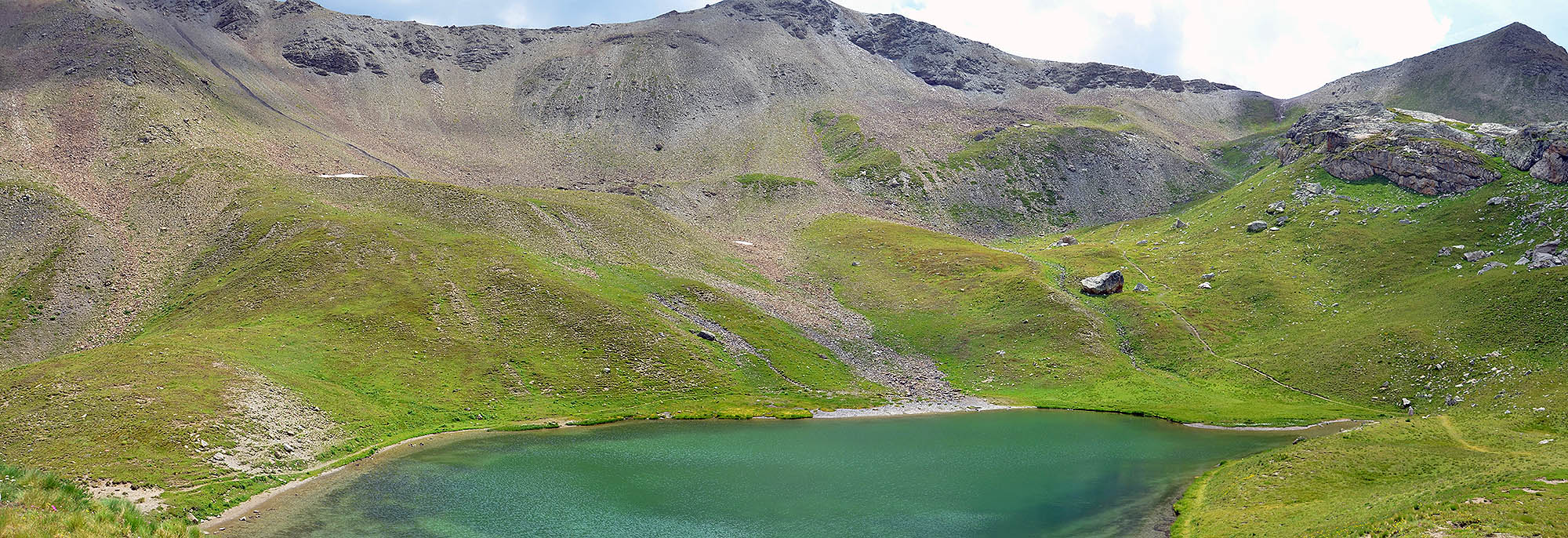Le lac Verdet, à droite le chemin qui monte vers les roches blanches - Jausier 2017 - Balades en famille