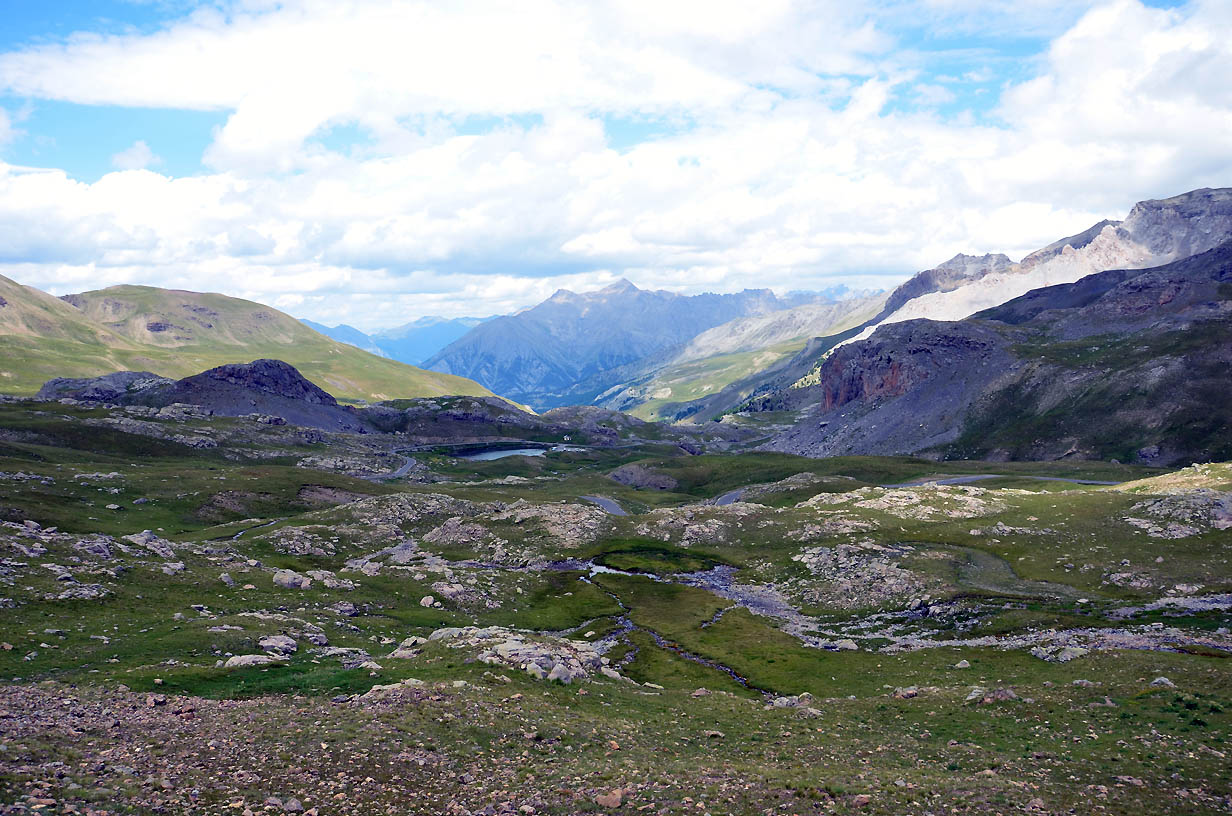 Sur le chemin du lac Verdet, belle vue sur le lac des Eissaupres et le panorama à l'arrière - Jausier 2017 - Balades en famille