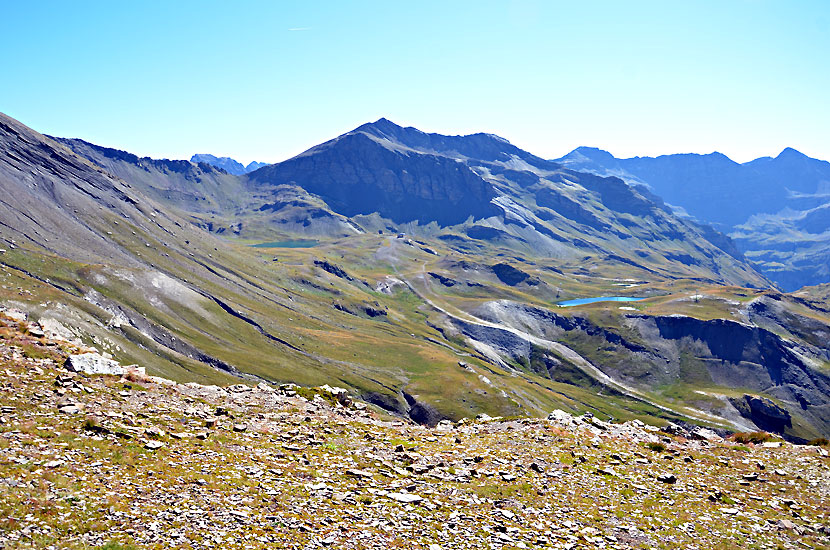 Le pic et le lac d'Estaris, le lac long