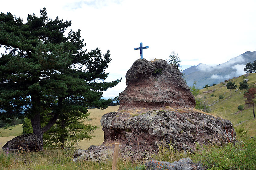 Une croix particulire sur un socle particulier