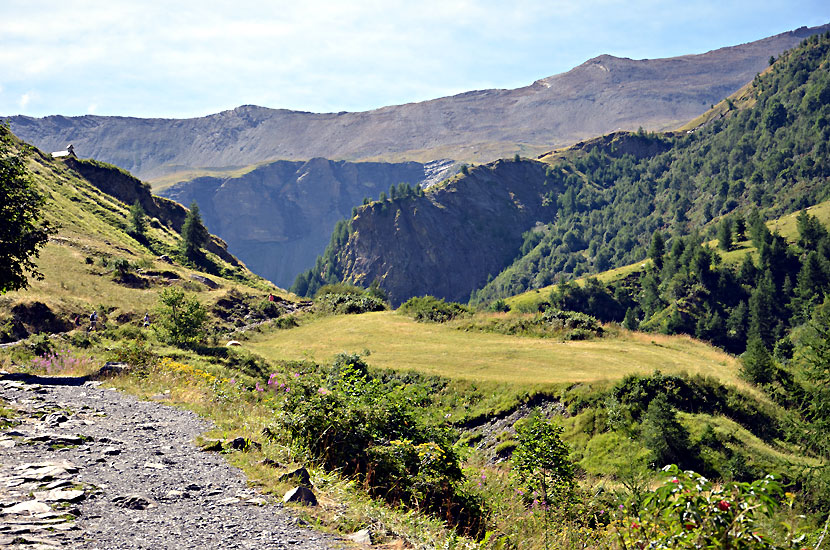 En haut  gauche, la chapelle de la Saulce