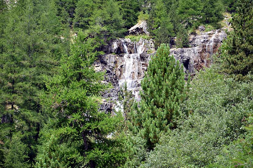 Cascade sur torrent avoisinant