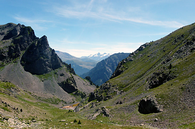 Au loin, les glaciers des grandes rousses