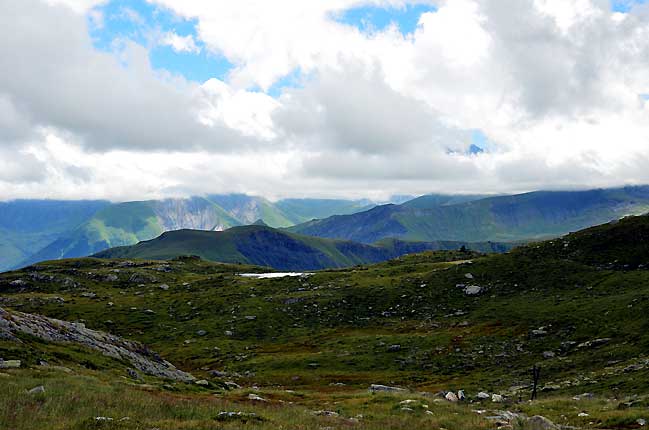 La surface des deux lacs sur fond de valle de l'Arvan