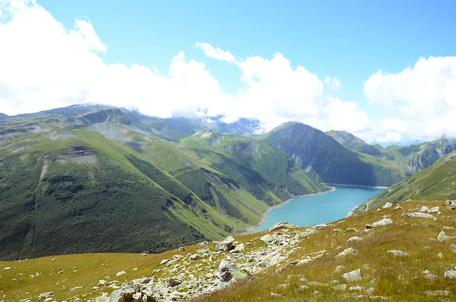 Le lac de Grand Maison et les Grandes Rousses sous les nuages