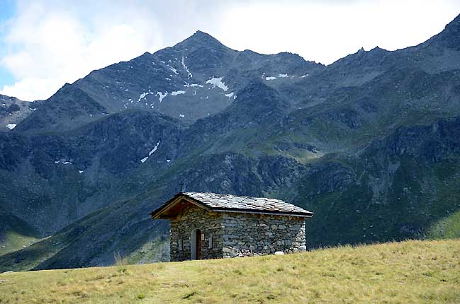 Notre dame des neiges et le sommet de Roche chateau (2898 m)