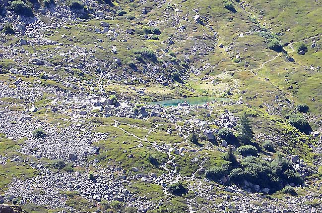 Sur l'autre versant, le lac vert