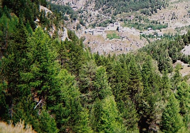 Chateau-Queyras depuis le chemin forestier