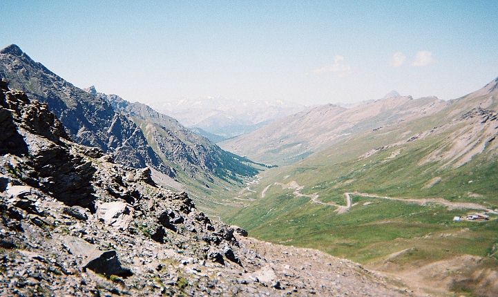 Au loin la barre des crins, vue du col d'Agnel