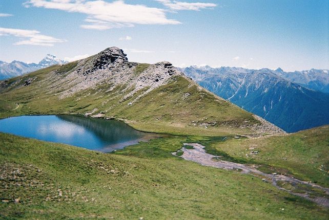 Le lac Mezan, arrire plan le Viso