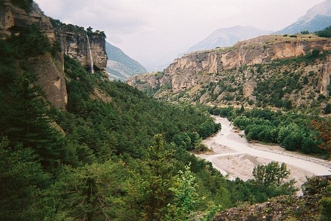 A gauche, la cascade - A droite Mont-Dauphin