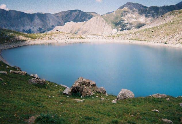 Le lac Ste-Anne et la chapelle