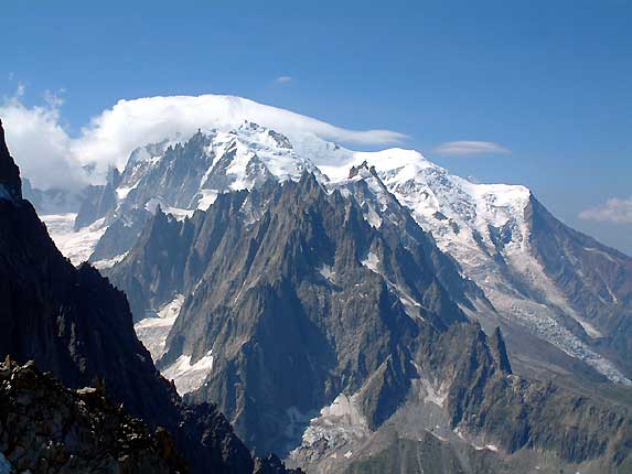 Le mont-blanc sous son habituel nuage