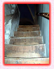 Les escaliers usés par le temps