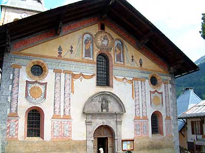 L'église, sa façade bien décorée