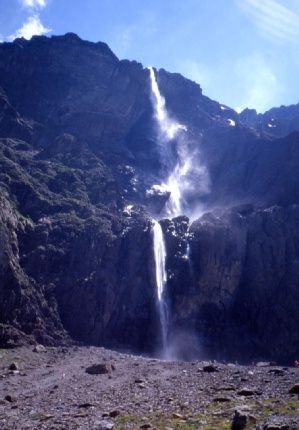 Au pied de la grande cascade