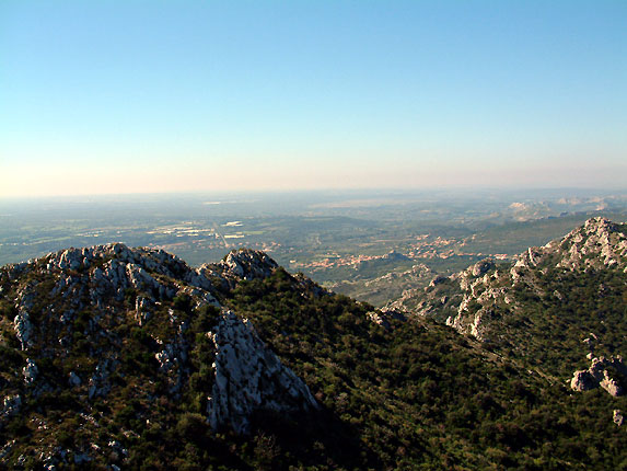 Au loin, le village de Mouris