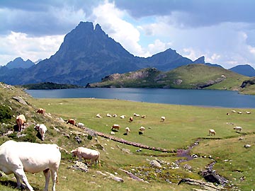 Pic du Midi d'ossau et lac Gentau