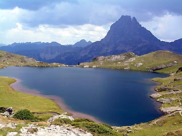 Pic du Midi d'ossau et lac Gentau