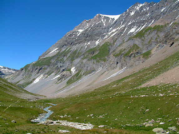 Le vallon de la leisse et son ruisseau, en haut, la Grande Casse