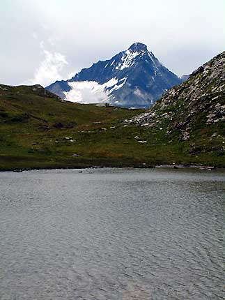 Le lac aux Limnes (ou lac du lait), la dent Parrache (3697 m) et le glacier de Belle Place
