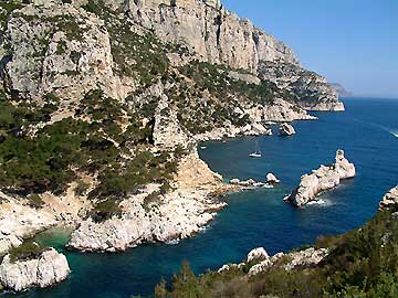 La calanque du Sugiton et le torpilleur