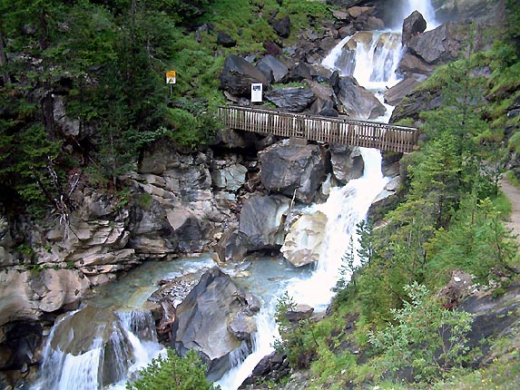 Pont devant la cascade de la Frache