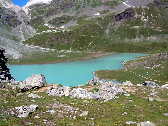 Lac blanc, en haut  gauche le col du soufre