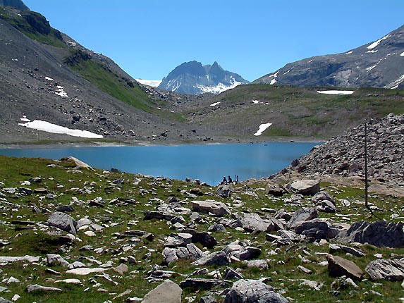 Le lac long, en fond le Grand Roc Noir et la pointe du Vallonnet