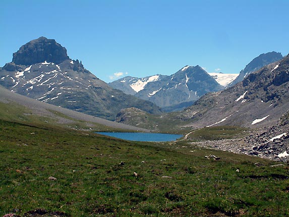 Le lac Rond et les pointes de Pierre Brune