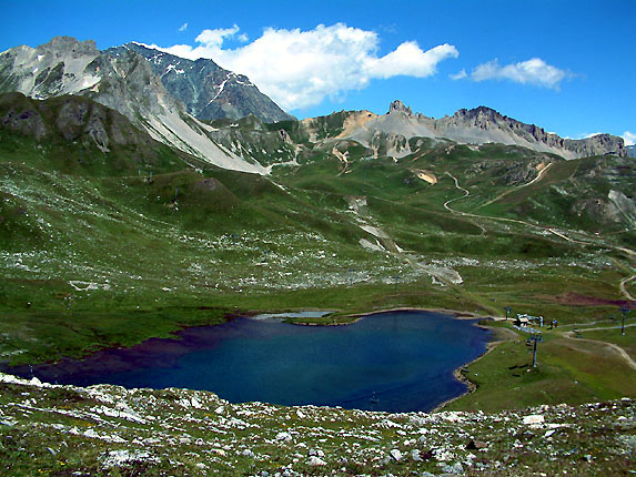 Le lac suprieur du Chardonnet, au fond l'aiguille perce