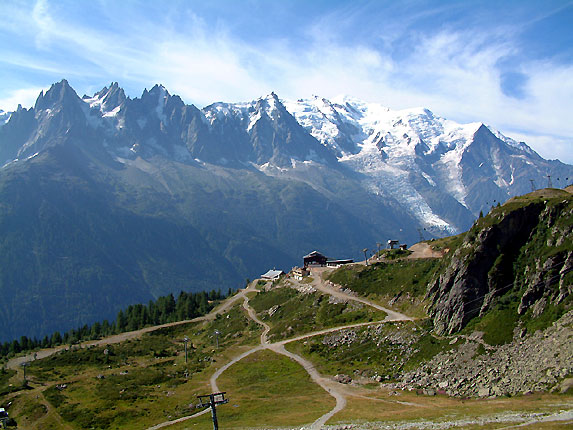La gare d'arrive, derrire le Mont-Blanc