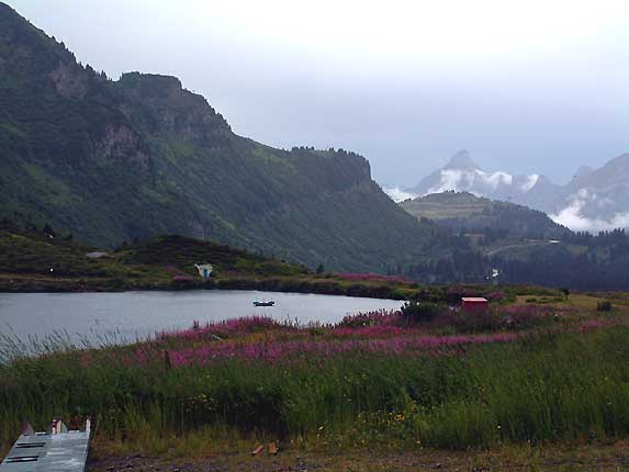 Le lac de Vernant, au  loin la pointe de Corbalanche