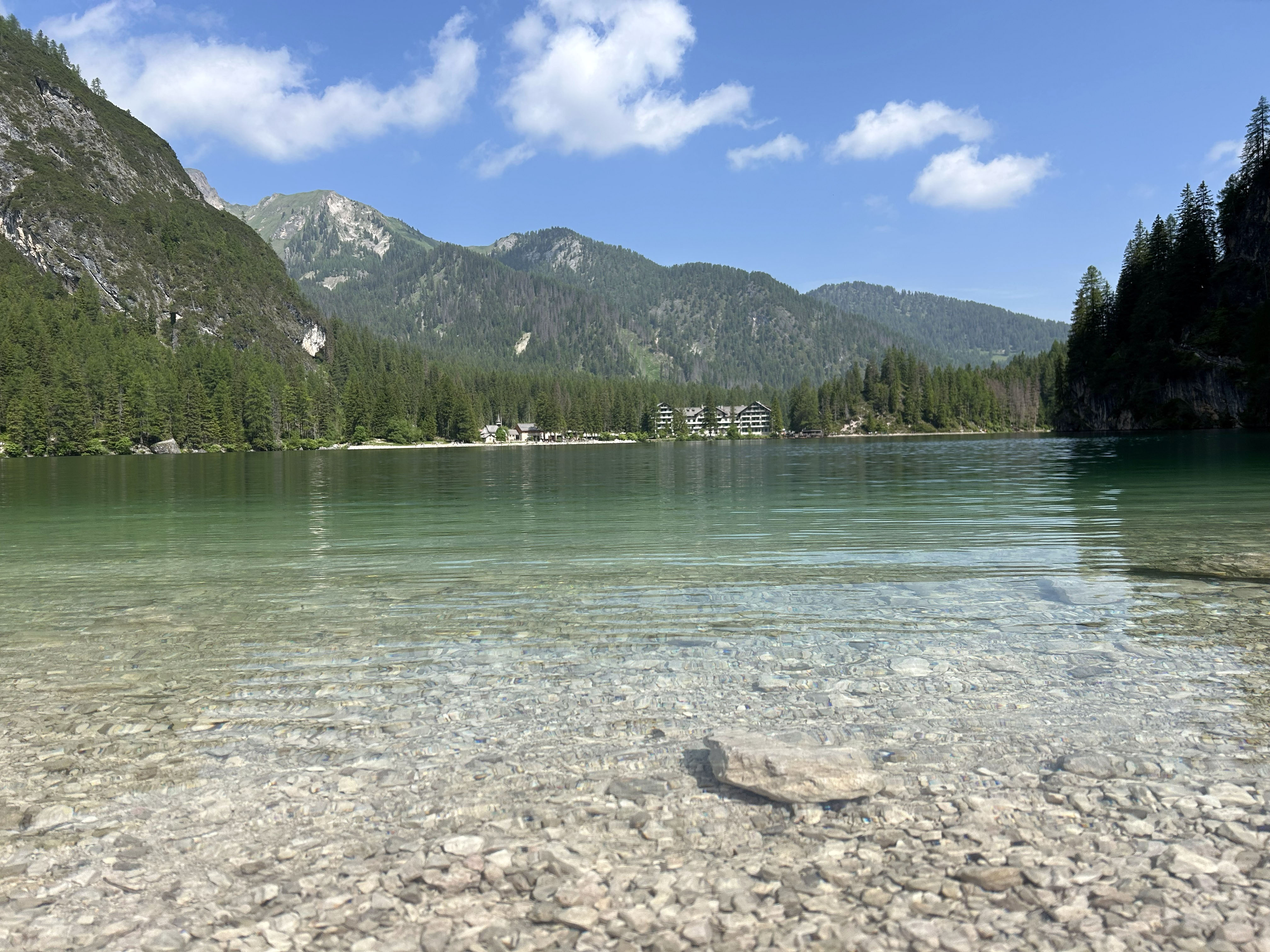 Depuis, le bout du lac, une vue sur le départ de la balade