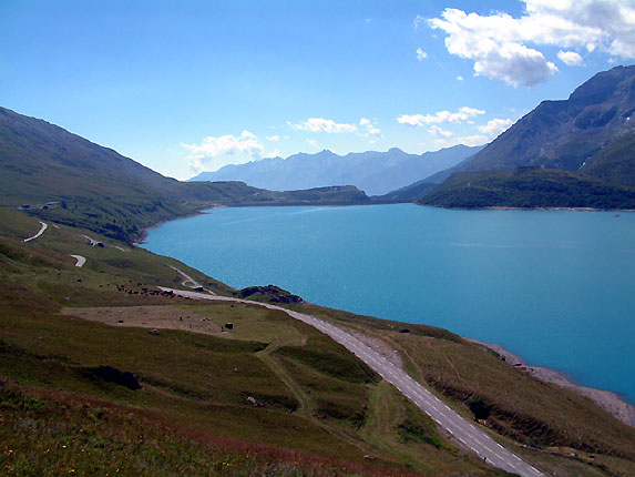 Route sur la rive gauche du lac du Mont-Cenis