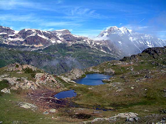 Les lacs de Bellecombe, Roche de la Queua (2843 m), col de la vanoise, Pointe Mathews (3783 m) et Grande Casse (3855 m)