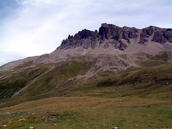 Les clochetons et la Pointe de Lanserlia (2909 m)