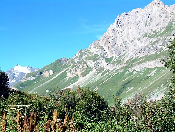 La valle de la Chavire, sur la droite l'aiguille de Chanrossa