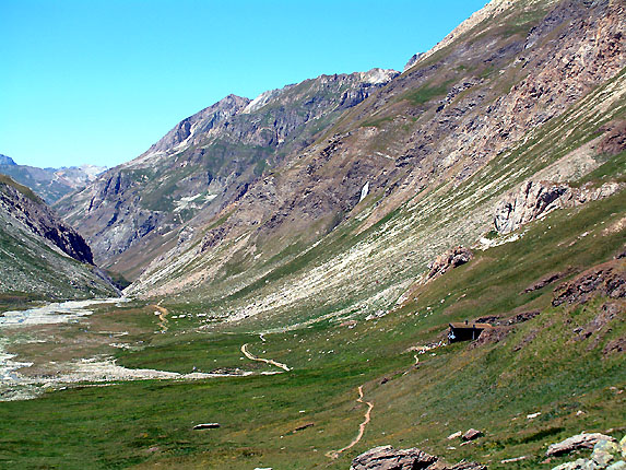 Vue sur le refuge et sur le dbut des gorges